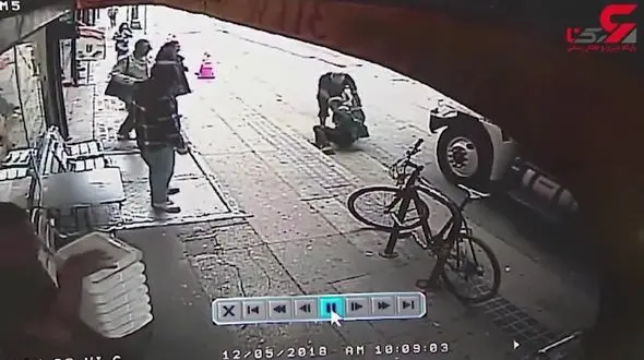 اقدام احمقانه مرد کارتن خواب در خیابان + فیلم