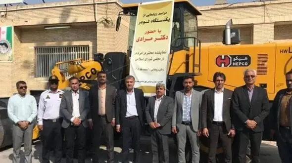 توضیحات نماینده بندرعباس درباره عکس یادگاری با یک لودر !