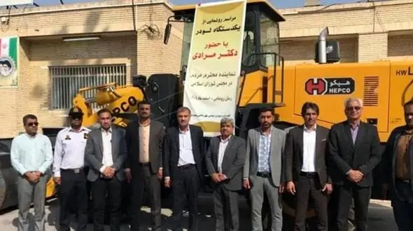 توضیحات نماینده بندرعباس درباره عکس یادگاری با یک لودر !