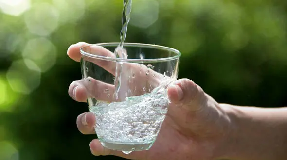 8 نشانه فقر آب در بدن شما