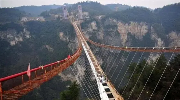 مرگ 3کودک و 5 زن و مرد در سقوط از پل معلق