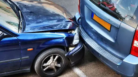 فیلم وحشتناک از زیرگرفتن مرد جوان در پیاده رو / جاده پیچید ماشین نپیچید !