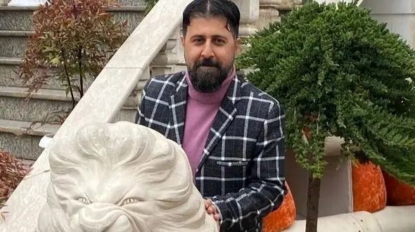 عکس ها / نگاهی به چیدمان منزل شاهانه و مجلل هومن حاجی عبداللهی بازیگر سریال « پایتخت» و همسر هنرمندش/ از مبلمان سلطنتی و مدرن و کتابخانه تا تابلوهای هنری و لوستر لوکس