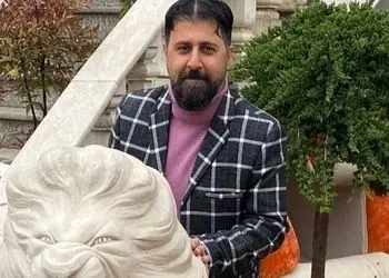 عکس ها / نگاهی به چیدمان منزل شاهانه و مجلل هومن حاجی عبداللهی بازیگر سریال « پایتخت» و همسر هنرمندش/ از مبلمان سلطنتی و مدرن و کتابخانه تا تابلوهای هنری و لوستر لوکس