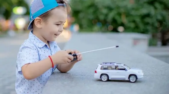 9 اثر مثبت بازی با ماشین‌های کنترلی در روند رشد کودک