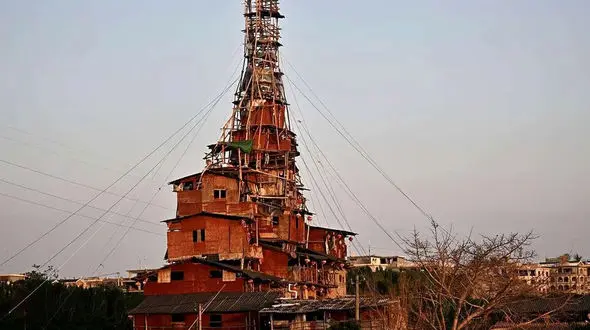 برج 10 طبقه‌ ای در دل خرابه‌ های چین؛ داستانی شگفت‌ انگیز + فیلم