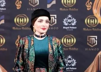 فیلم/ نگاهی به مراحل آماده سازی لباس فاخر بهنوش طباطبایی /استایل مجلسی شیک با طرح های بُته جقه ای سنتی