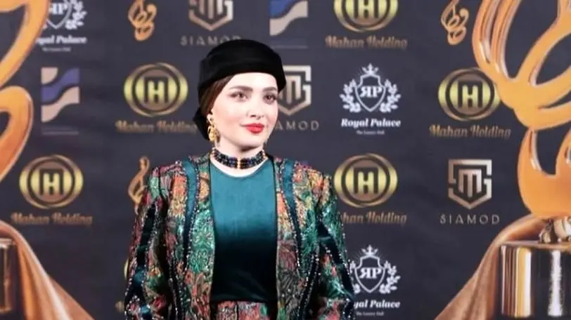 نگاهی به مراحل آماده سازی لباس فاخر بهنوش طباطبایی /استایل مجلسی شیک با طرح های بُته جقه ای سنتی