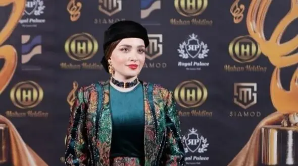 فیلم/ نگاهی به مراحل آماده سازی لباس فاخر بهنوش طباطبایی /استایل مجلسی شیک با طرح های بُته جقه ای سنتی