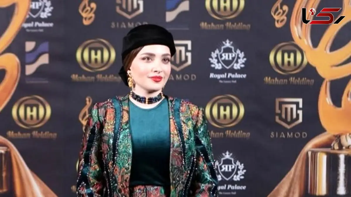 فیلم/ نگاهی به مراحل آماده سازی لباس فاخر بهنوش طباطبایی /استایل مجلسی شیک با طرح های بُته جقه ای سنتی