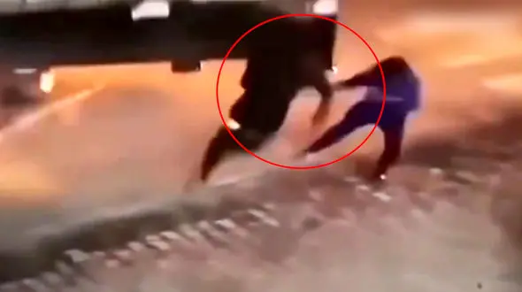 زن فداکار شوهرش را از مرگ نجات داد + فیلم تحسین برانگیز