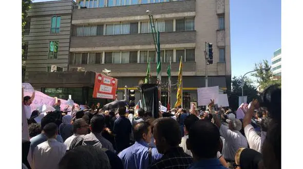 تجمع سپرده گذاران برخی از موسسات بانکی در خیابان پاستور و انقلاب تهران 