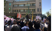 تجمع سپرده گذاران برخی از موسسات بانکی در خیابان پاستور و انقلاب تهران 