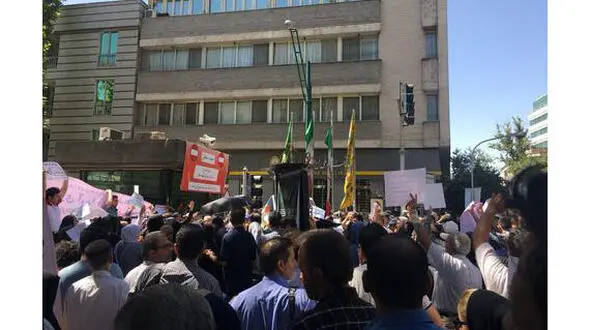 تجمع سپرده گذاران برخی از موسسات بانکی در خیابان پاستور و انقلاب تهران 