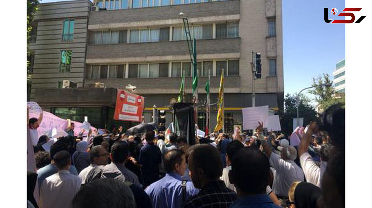 تجمع سپرده گذاران برخی از موسسات بانکی در خیابان پاستور و انقلاب تهران 