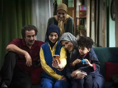  سفر در زمان/ «نقی و نیکا» در پشت صحنه سریال پایتخت ۷ / تصویری صمیمی از محسن تنابنده و سونیا حسینی