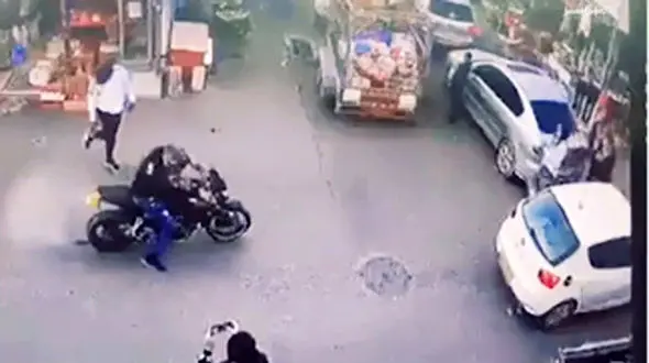 فیلم هولناک از زیر گرفتن یک زن توسط موتورسوار جلوی چشم مردم  