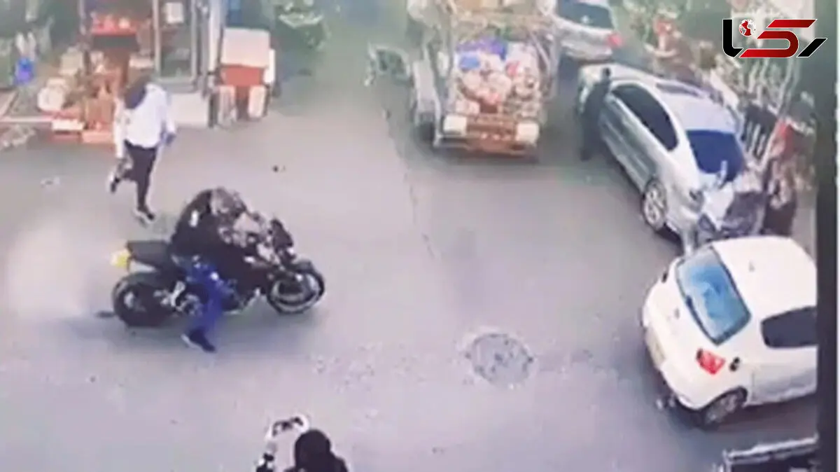 فیلم هولناک از زیر گرفتن یک زن توسط موتورسوار جلوی چشم مردم  