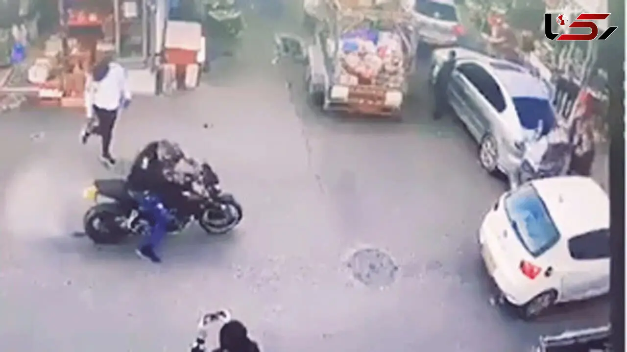 فیلم هولناک از زیر گرفتن یک زن توسط موتورسوار جلوی چشم مردم  