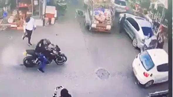 فیلم هولناک از زیر گرفتن یک زن توسط موتورسوار جلوی چشم مردم  