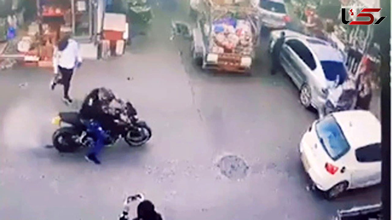 فیلم هولناک از زیر گرفتن یک زن توسط موتورسوار جلوی چشم مردم  