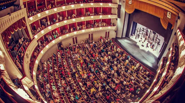 صدمه زدن به تالار وحدت ادامه دارد / صندلی‌های ردیف نخست برای مسولان مُبله شده‌اند!