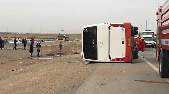 ۱۱ مصدوم در تصادف زنجیره‌ای در آزادراه نطنز به کاشان 