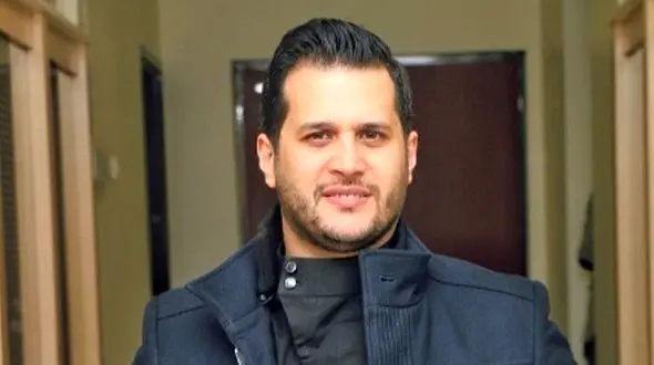 نگاهی به مراسم افتتاحیه شعبه جدید رستوران کنجد سیاوش خیرابی در رشت/ استقبال با تاج گل و بنر+عکس