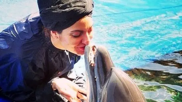 بازی مهناز افشار با دلفین + عکس