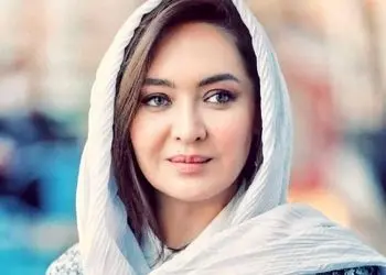 فیلم / نیکی کریمی: داشتم رستوران غذا می خوردم میز کناریم آقاهه گفت میرم دستشویی و گوشیشم می برد خانم گفت با گوشی؟ ... آقا گوشی رو کوبید رو میز