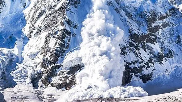 ببینید / ریزش بهمن در پیست اسکی