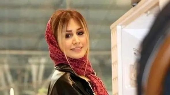 کافه‌گردی سپیده بزمی‌پور، همسر شاهرخ استخری در یک کافه لاکچری