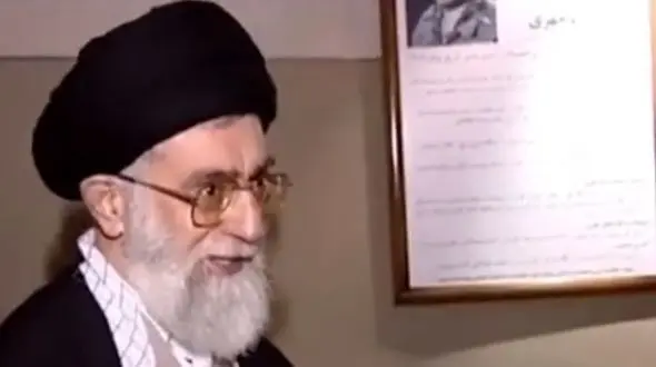 فیلم / رهبری شهید : بازجوی زندان بهم گفت تو مثل ماهی ای سر میخوری از دست / همین آقا بود در همین سلول که 8 ماه داخلش بودم  و ...