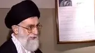 فیلم / رهبری شهید : بازجوی زندان بهم گفت تو مثل ماهی ای سر میخوری از دست / همین آقا بود در همین سلول که 8 ماه داخلش بودم  و ...