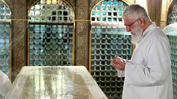 تصاویر دیده‌ نشده‌ای از تازه‌ترین حضور رهبر انقلاب اسلامی در مراسم غبارروبی حرم مطهر رضوی + فیلم