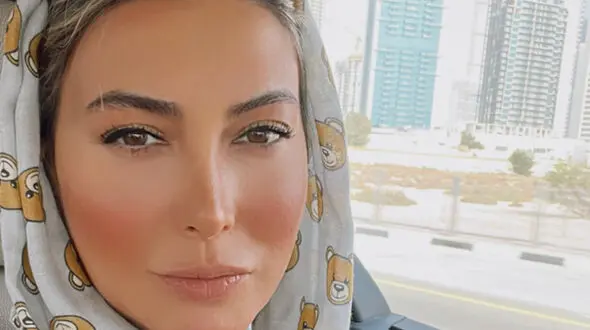 مهاجرت فریبا نادری از ایران با لباسی منشوری در فرودگاه امام ( ره )  ! + عکس جنجالی خانم بازیگر !
