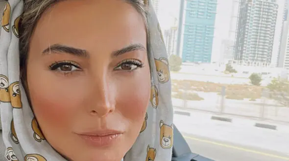 مهاجرت فریبا نادری از ایران با لباسی منشوری در فرودگاه امام ( ره )  ! + عکس جنجالی خانم بازیگر !