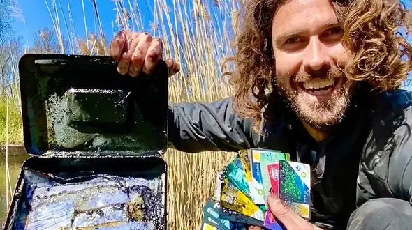 موج سواری که گنج سوار شد / شکارچی گنج را بشناسید + عکس 