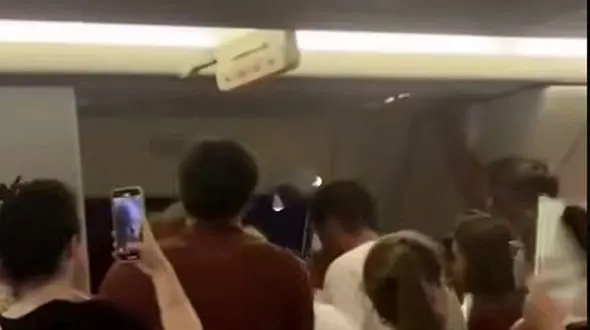 جنجال در پرواز آنتالیا  _ مسکو / مسافران زیادی غش کردند + فیلم 