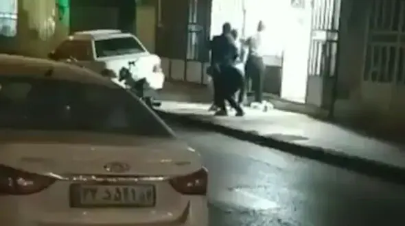 فیلم لحظه سرقت مسلحانه از یک طلافروشی در یزد / شب گذشته رخ داد