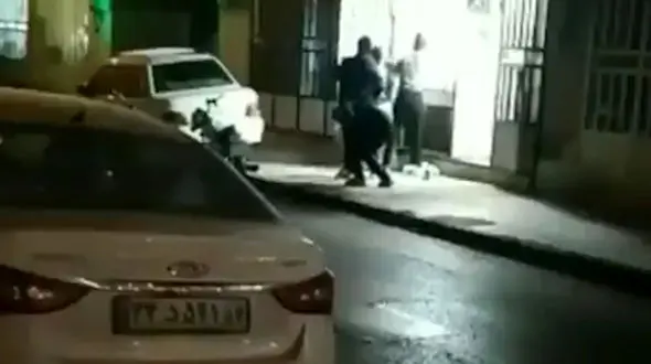 فیلم لحظه سرقت مسلحانه از یک طلافروشی در یزد / شب گذشته رخ داد