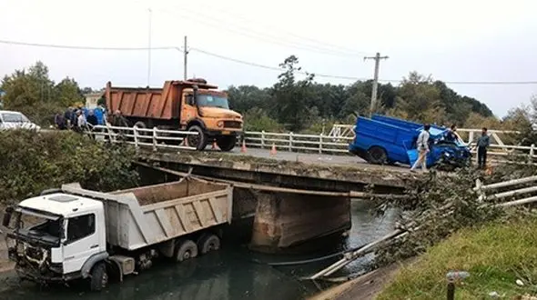 سقوط هولناک کامیون به  رودخانه لاکان رشت + عکس 