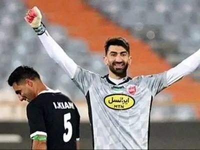 حضور عاشقانه اکرم بانو و دختر علیرضا بیرانوند در سکوهای ورزشگاه آزادی برای تشویق تیم پرسپولیس +عکس