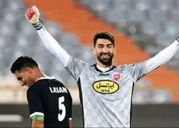 حضور عاشقانه اکرم بانو و دختر علیرضا بیرانوند در سکوهای ورزشگاه آزادی برای تشویق تیم پرسپولیس +عکس