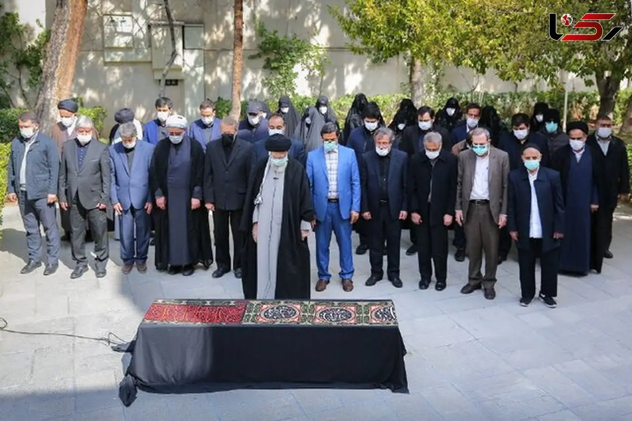 اقامه نماز رهبری بر پیکر همسر شهید آیت‌ الله مطهری