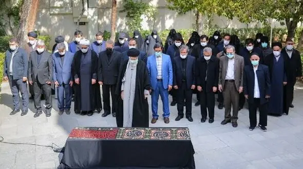اقامه نماز رهبری بر پیکر همسر شهید آیت‌ الله مطهری