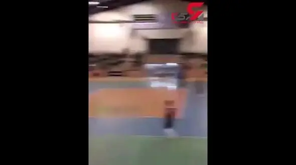 درگیری شدید در مسابقه فوتسال جام رمضان / تماشاچی ها با نارنجک به جان هم افتادند + فیلم