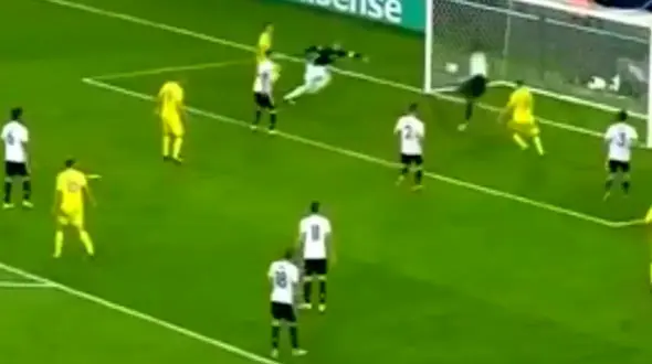 وقتی همه فکر می کنند توپ قرار است گل شود اما ...+ فیلم