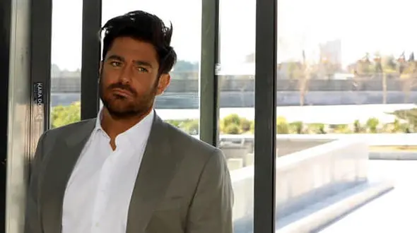 شلوارک پوشی محمدرضا گلزار غوغا کرد + عکس با ساعت فیک