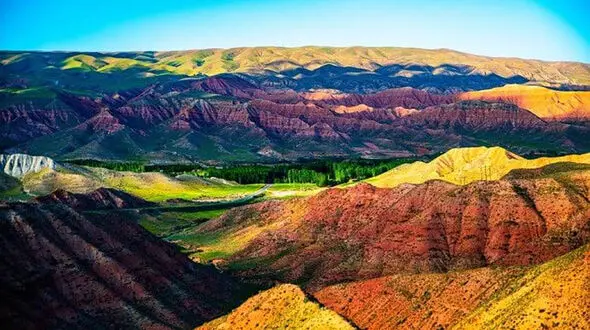 قلعه لک لک ها بر فراز کوه های رنگی ماهنشان + فیلم